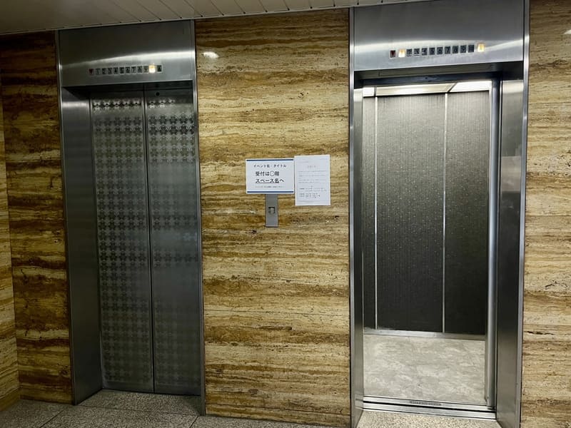 エレベーターボタン前への案内貼出