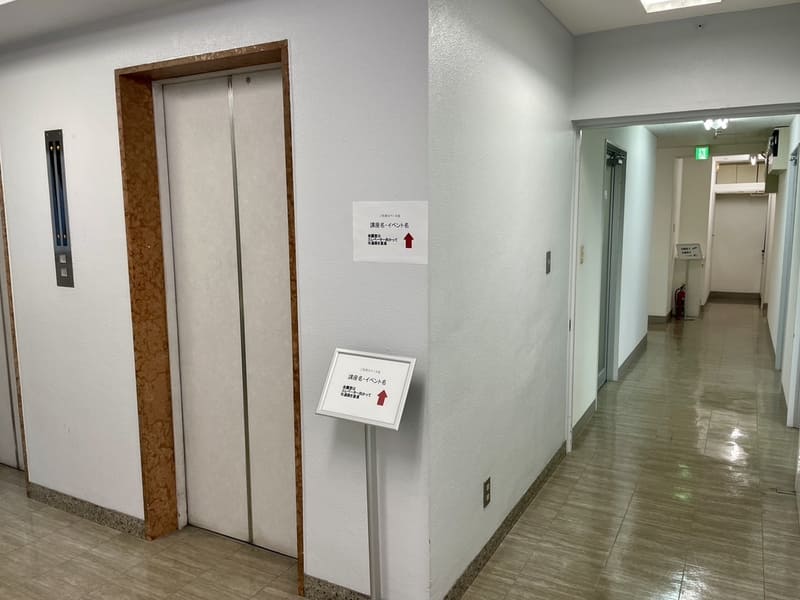 エレベーターホール前への案内スタンドの設置